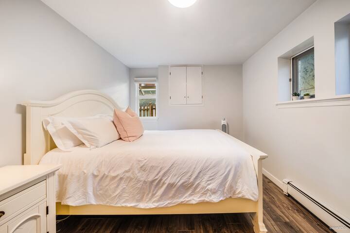 Artist’s Full House |4BRs | Pet Friendly gallery image 4