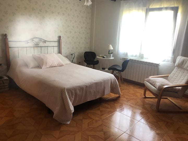 Dhomë gjumi e bollshme, e përshtatshme në katin përdhes
