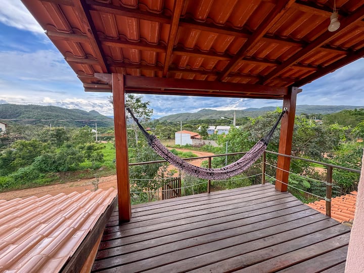 سطح الغرفة الرئيسي، مع إطلالة على الأرجوحة والجبل.