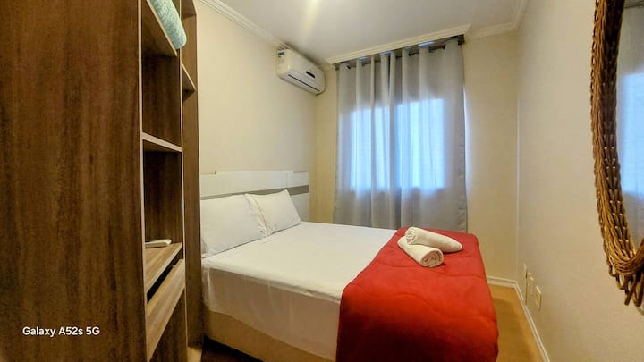 Quarto 2, localizado no primeiro piso, equipado com cama de casal, ar-condicionado, blackout nas cortinas, local para guardar as roupas, roupa de cama, cobertores e travesseiros extras.