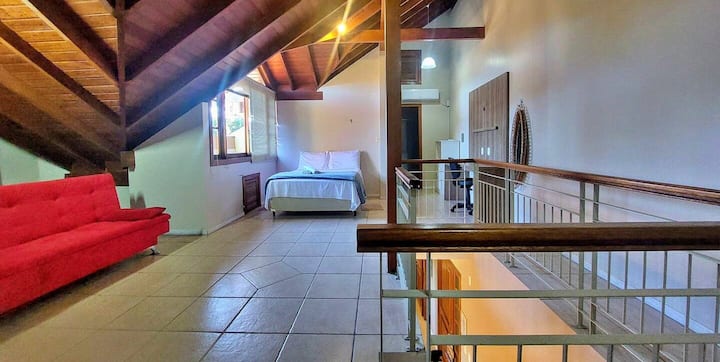 Quarto 4, no segundo piso, estilo suíte americana. Equipado com cama de casal, sofá, colchão extra, ventiladore portátil, roupa de cama, cobertores e travesseiros extras.