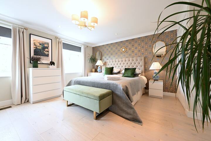 Large luxury 3 bedroom house KewGardens/Richmond gallery image 2