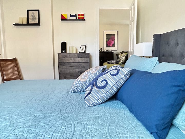 ห้องนอนควีนไซส์ชั้นล่างอยู่ห่างจากห้องนั่งเล่น