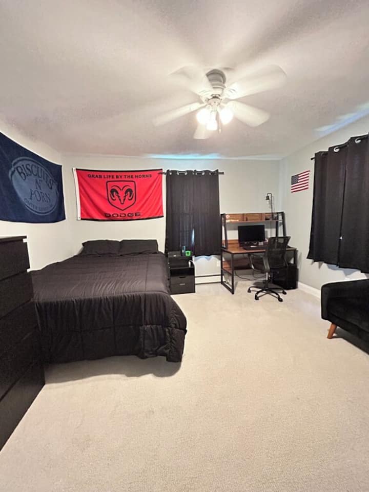 ห้องนอนควีนไซส์ชั้นบนพร้อมพื้นที่ทำงาน