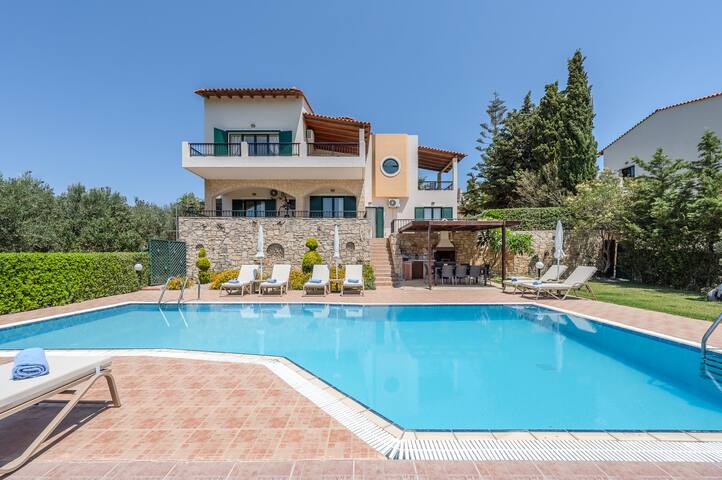 Harmony family villa, Private pool, Near Rethymno