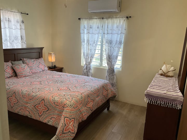 Todas las habitaciones tienen aire acondicionado, ventilador de techo y cortinas oscuras.