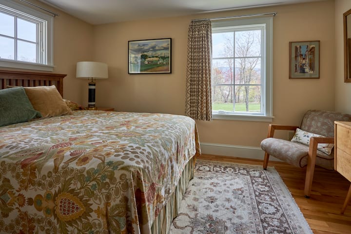 มองเข้าไปในห้องนอนขนาดควีนไซส์ที่สองและวิวด้านหลังบ้าน 