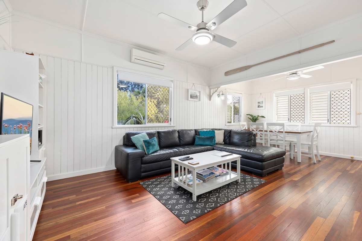 Top Airbnb: Urangan Harbour Cottage - Relax by the Harbour ! in Urangan