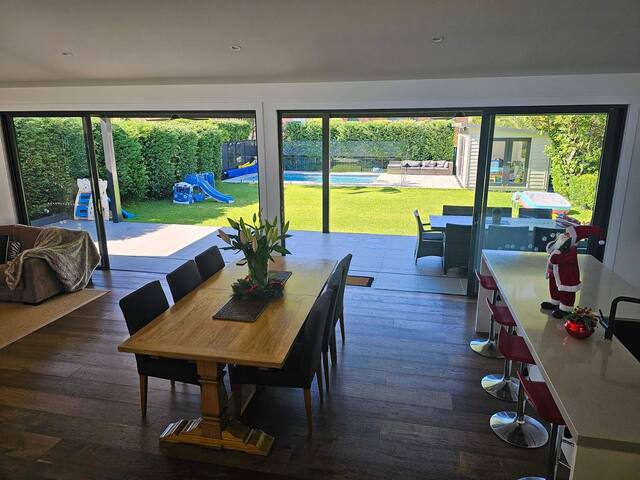 Large resort style living, mins to CBD & beach