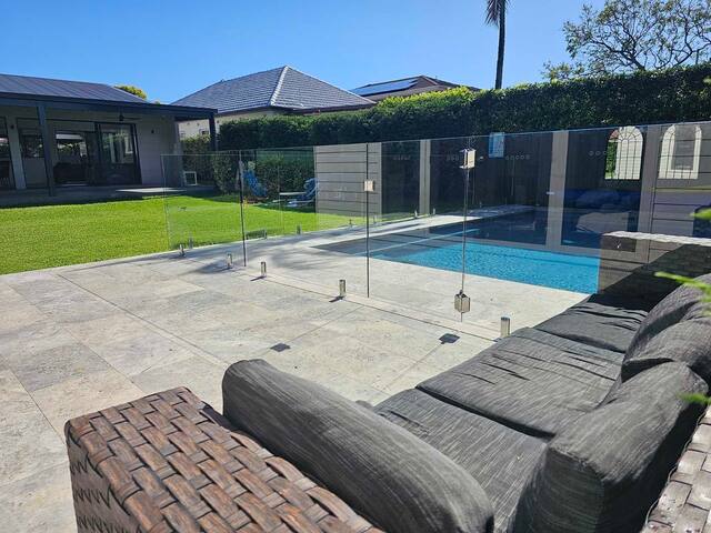 Large resort style living, mins to CBD & beach gallery image 3