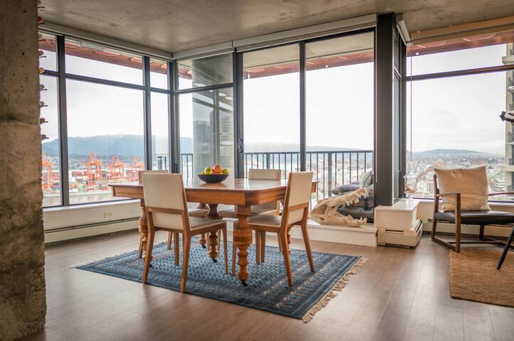 Million dollar views with wall to wall windows! gallery image 5