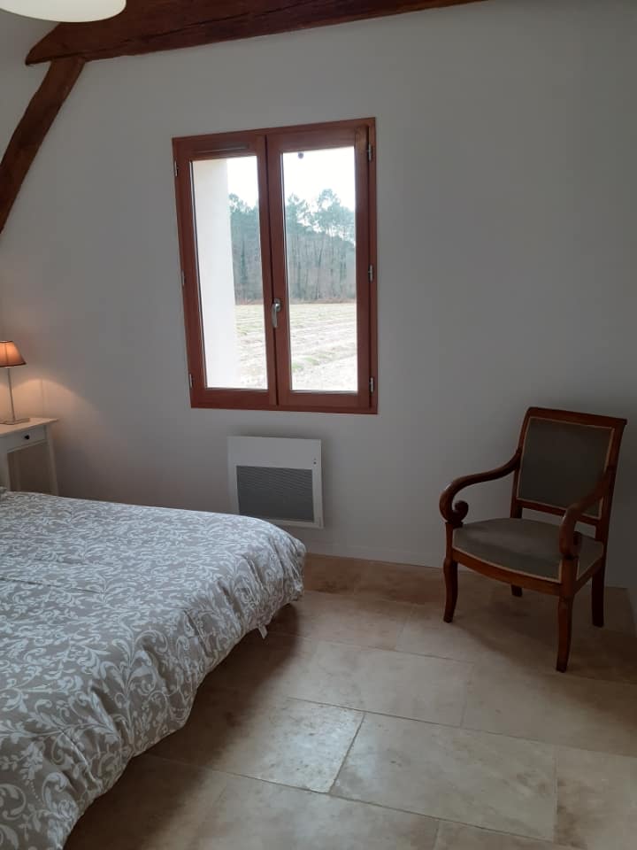 kila chumba kina kabati kubwa la nguo