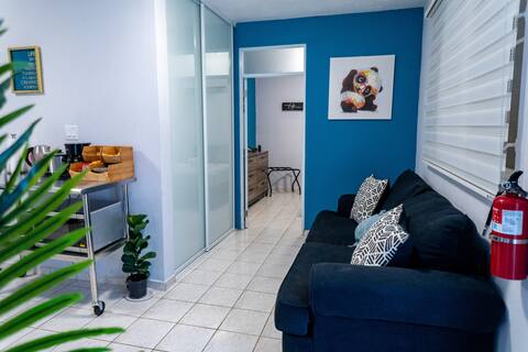 ★Trendy★ AC, Netflix, Steps to beach+Self Check In