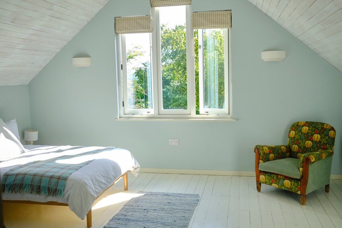 มีเตียงคู่ที่สะดวกสบายมากพร้อมที่นอนขนสัตว์ธรรมชาติที่ทำด้วยมือที่ผลิตในเดวอน
(photo @ sarahweal)
