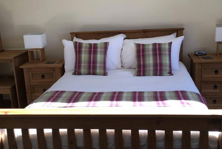 Спалня 1 се намира на долния етаж и има едно двойно легло. Осигурено е цялото спално бельо.  Стаята е с изглед към съседните полета.