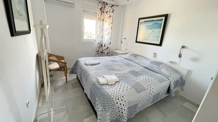 Posteľ s dvoma samostatnými lôžkami. Každý má rozmery 90x200 cm.