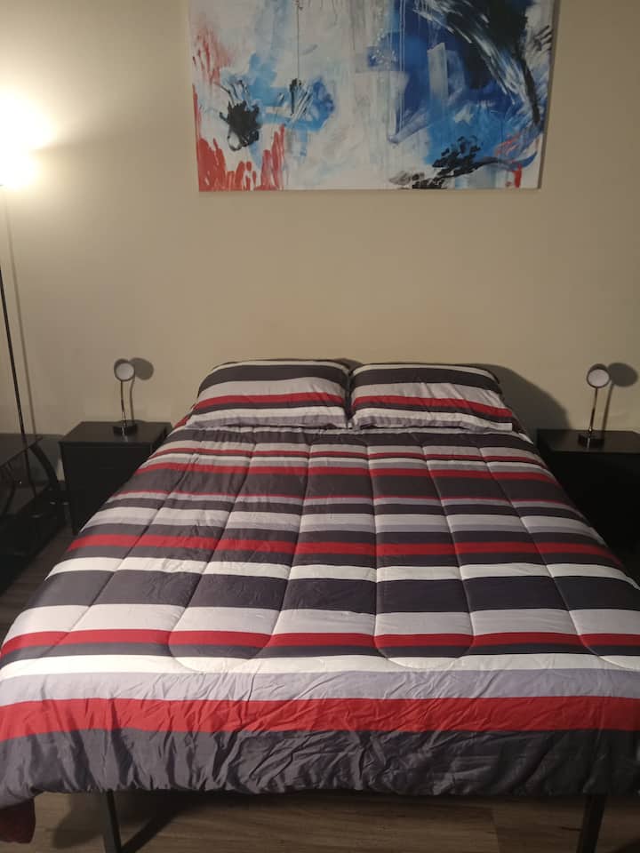 Queen size bed, large screen TV- Spectrum Cable and Netflix. Wi-fi internet access. 