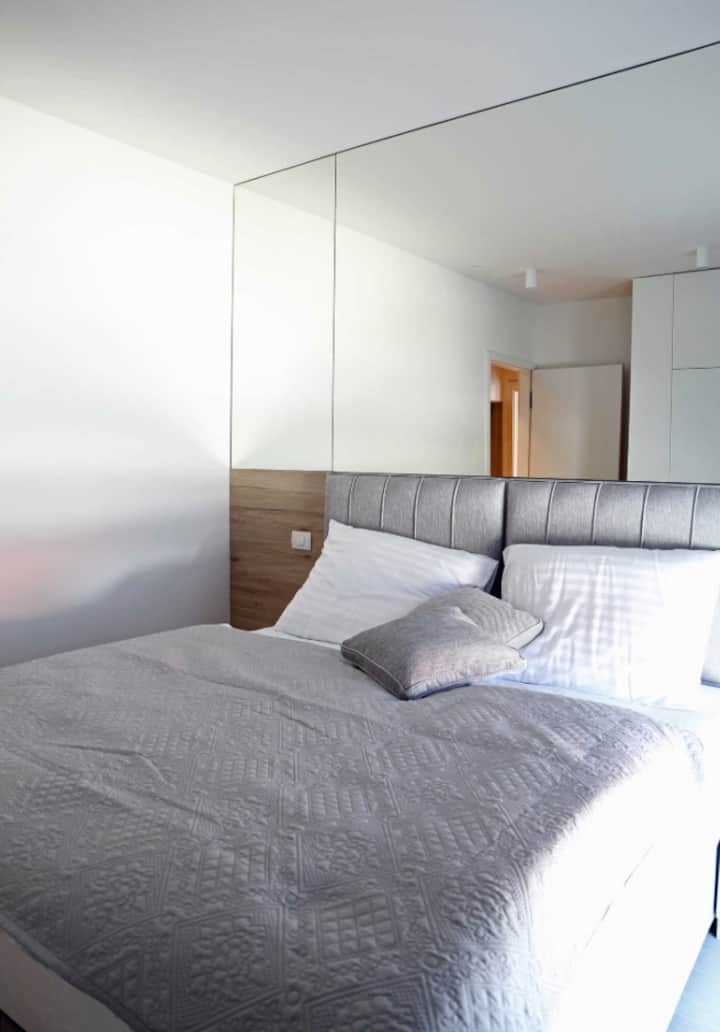 Amplio dormitorio con cómoda cama tamaño king, colchón de alta calidad para un sueño de calidad. Las cortinas opacas te permitirán dormir. También hay un gran armario para guardar toda tu ropa.
La ropa de cama y las toallas  están incluidas.