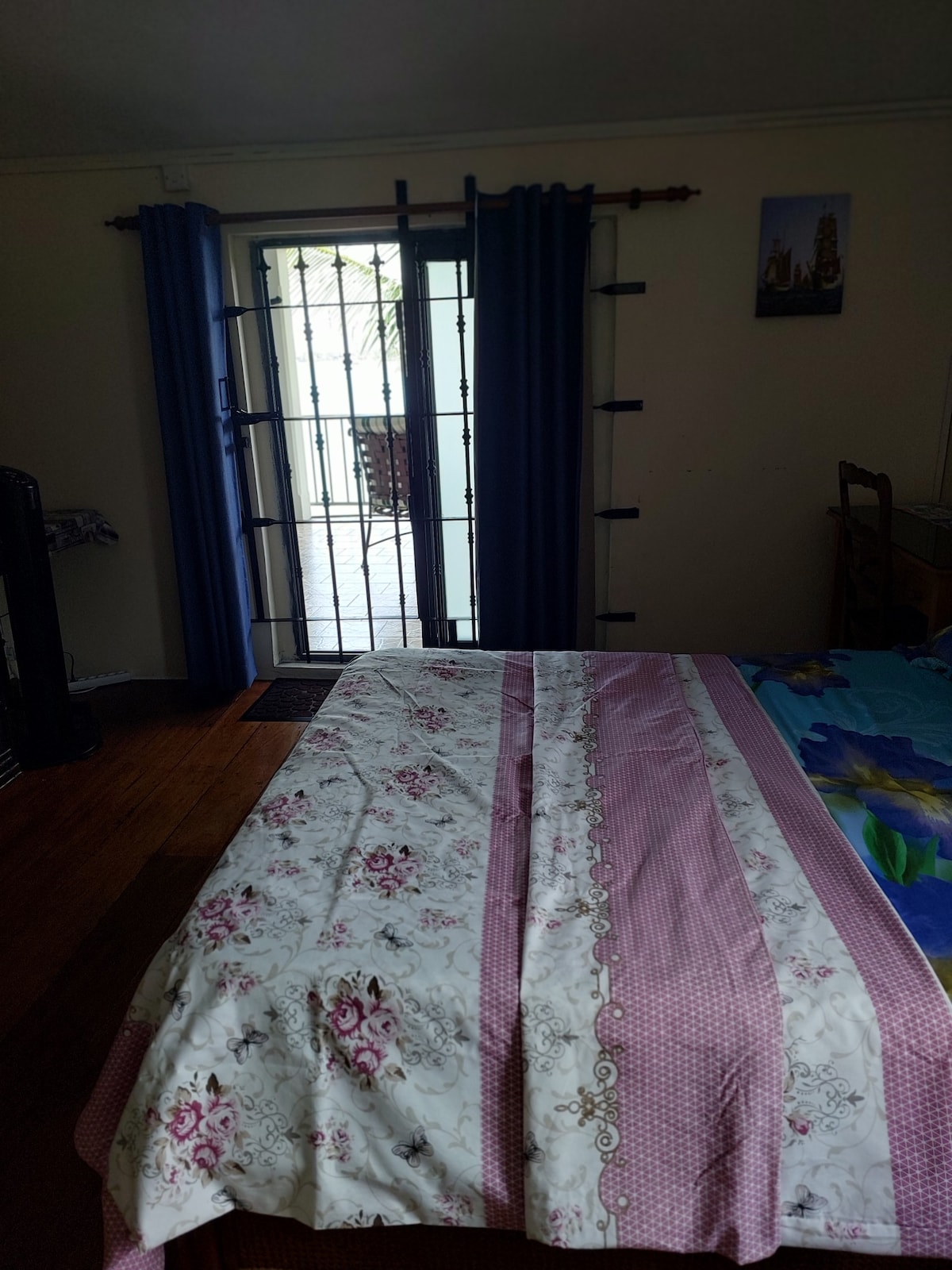 这是您可以在露台上直接进入的房间，即使您可以从床上看到海洋