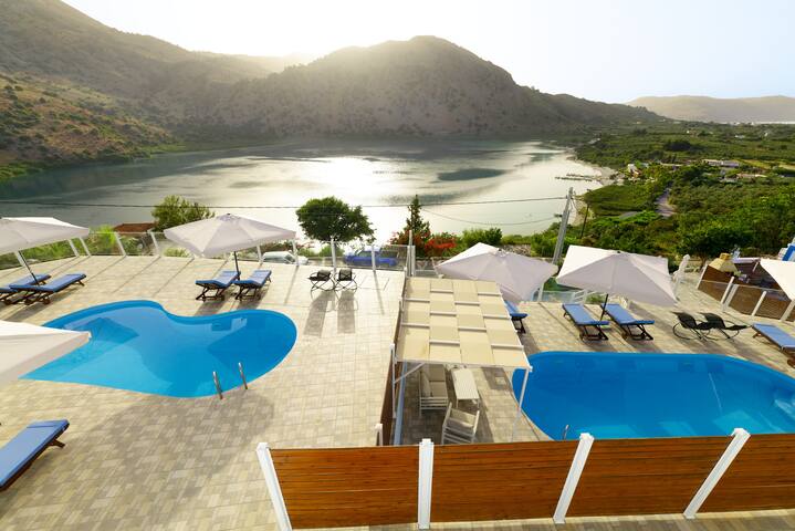 Sprawling Luxe Villa w/ 2 pools & Satellite Wi-fi.