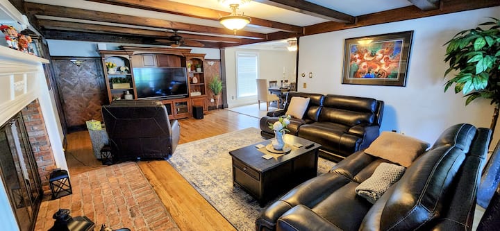3br Victorian Near Track • Porch & Parking - Saratoga Spa State Park, Saratoga Springs
