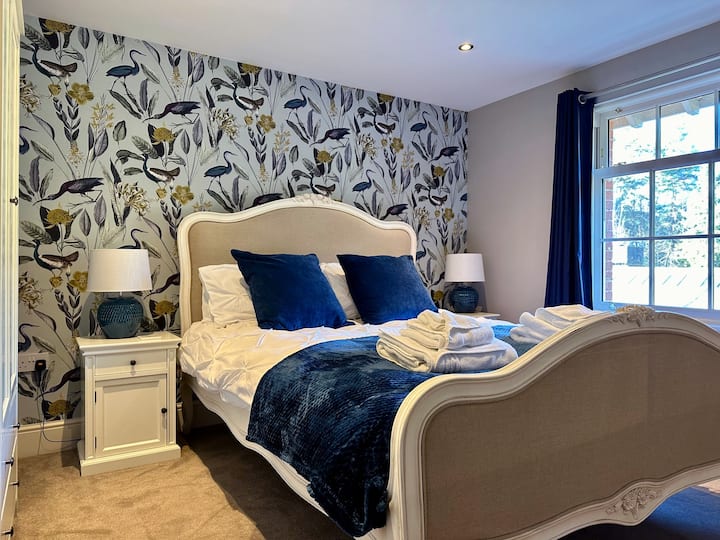 Dormitorio principal con cama king size súper cómoda, armario con muchas perchas, una cómoda, mesas de noche y lámparas y un fabuloso ventilador independiente para refrescarse en las noches calurosas de verano.  