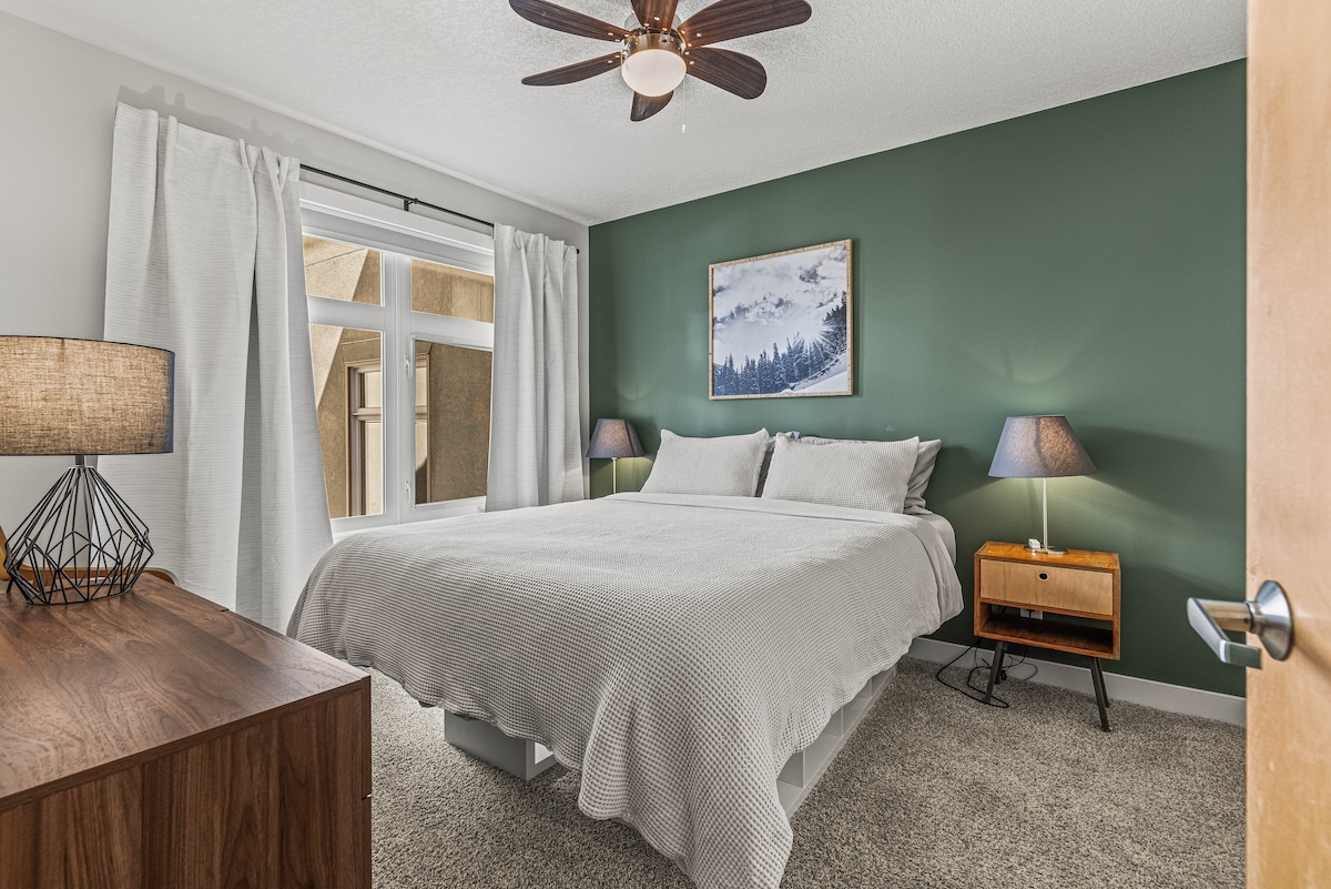 标准双人床，配备全新床垫和舒适的床单。