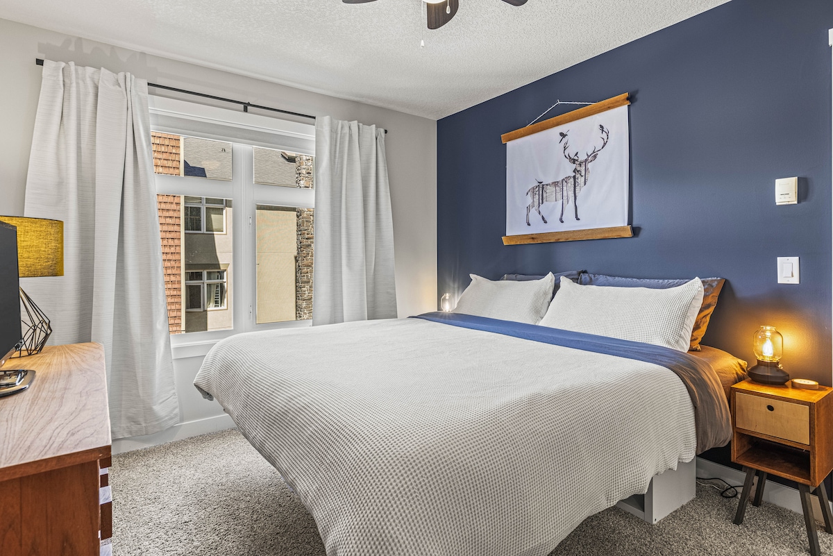 加大双人床，配备新床垫和舒适的床上用品。