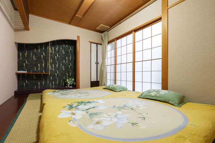 Საძინებელი 2 არის ფართო და ნათელი იაპონური სტილის ტატამის ოთახი ორი 1,5 მ სიგანის მატრასით, თითოეული ლეიბი კომფორტულად იტევს 1-დან 2 ადამიანამდე, ხოლო მთლიანი საძინებელი იტევს მაქსიმუმ 4 სტუმარს.Ოთახი ძირითადად ტრადიციული და ქარის დიზაინით გამოირჩევა, ტატამის იატაკი რბილი და კომფორტულია და შესაფერისია ოჯახებისთვის ან მეგობრებისთვის.Ქაღალდის გამოსაწევი კარის დიზაინი აუმჯობესებს საერთო გამტარიანობას, ხოლო დღის განმავლობაში ბუნებრივი სინათლე იღვრება ოთახში ფანჯრის ქაღალდის მეშვეობით, რაც სივრცის თბილ და მშვიდ ატმოსფეროს ქმნის.Ექსკლუზიური აივანი, რომელიც იატაკთან და ჭერის ფანჯრებთანაა დაკავშირებული, ექსკლუზიურია თქვენი დასასვენებელი კუთხით, რომელიც შესაფერისია მზის აბაზანებისთვის, კითხვისთვის ან ჩაის მშვიდი დეგუსტაციისთვის.Საძინებელი თბილი და მოწესრიგებულია, აღჭურვილია მაღალი ხარისხის თეთრეულით და პროფესიონალური ტკიპებითაა დამუშავებული, რომ ყველა სტუმარმა მშვიდად დაიძინოს.