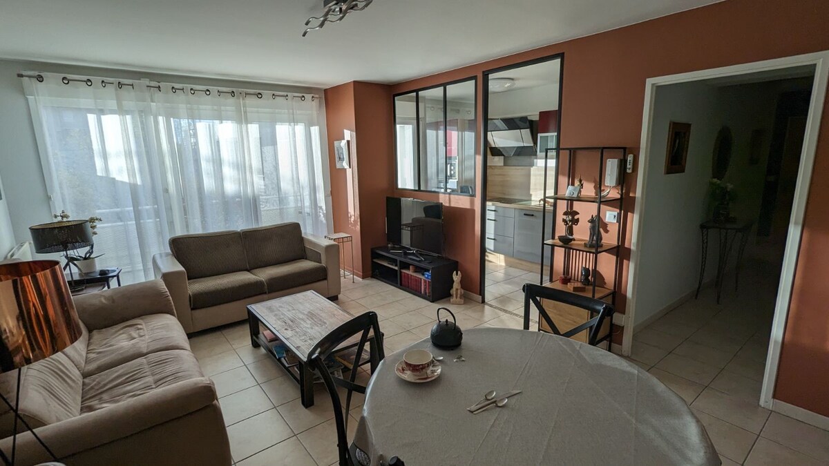 Successful Airbnb property: Bordeaux Cauderan spacious apartment terrace and balcony in Caudéran