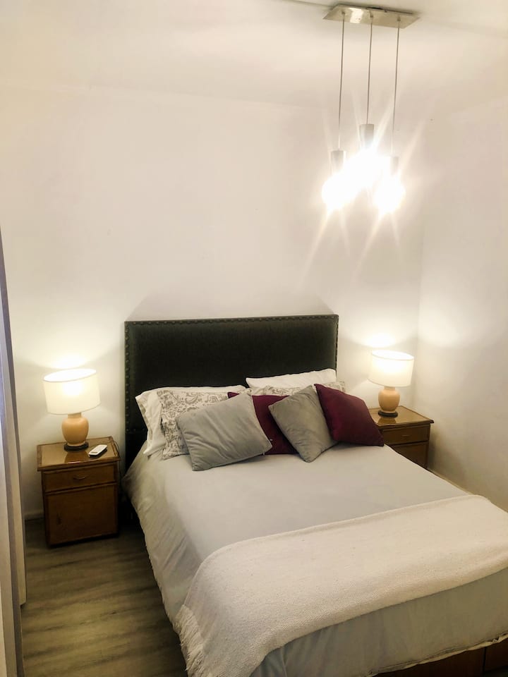 เตียงกว้าง 1.50 ยาว 1.90
ป้ายปิดภาคเรียนกว้างขวาง
เครื่องปรับอากาศร้อน/ร้อน 1 เครื่อง