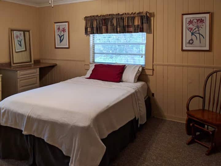 Glavna spavaća soba u prizemlju s bračnim krevetom (širine 150-179 cm)