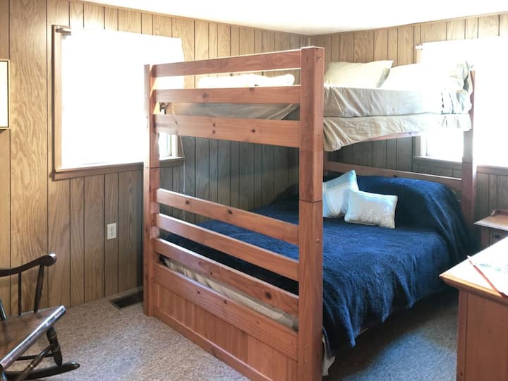 Na katu: dva (2) kreveta na kat za odrasle - dijeli kupaonicu s četiri spavaće sobe (4)