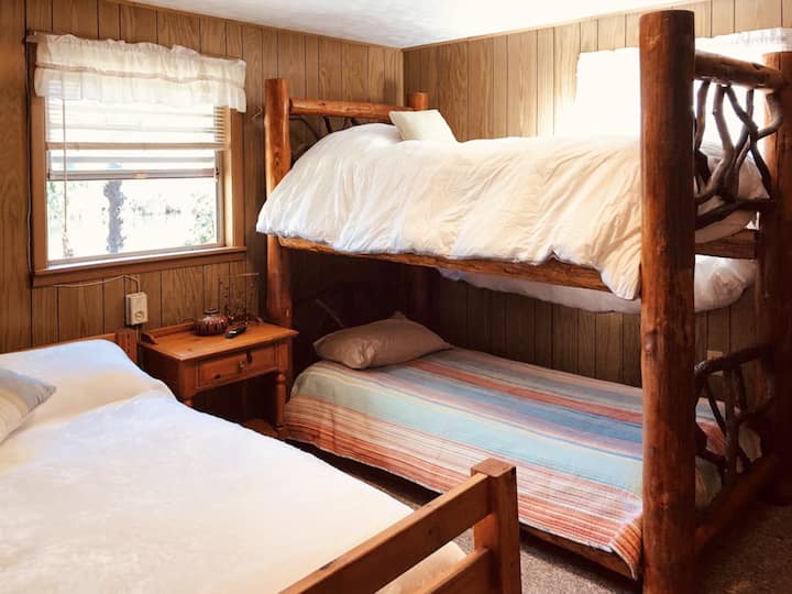 Na katu: bračni krevet i dva (2) kreveta za jednu osobu za odrasle - dijeli kupaonicu s tri spavaće sobe (3)