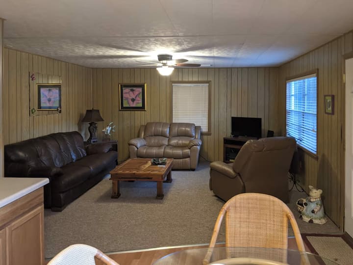 Small Entertainment Area in the Bedroom House - Let the kids watch their own movies!