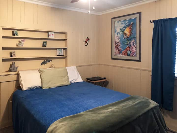 Glavna spavaća soba u prizemlju s bračnim krevetom (širine 150-179 cm)