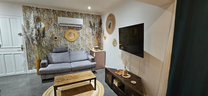 הסלון עוצב מחדש לחלוטין כדי לקבל את פניכם באווירה של גולם.