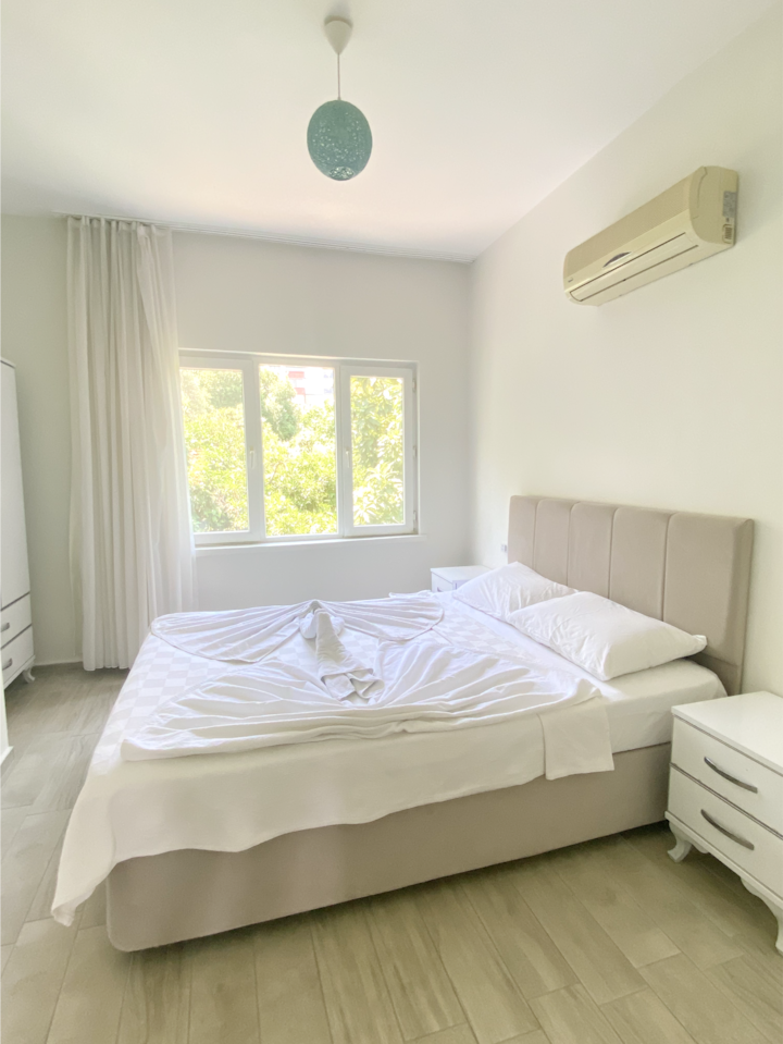 Bedroom 2:
one double bed, air conditioning and garden views.