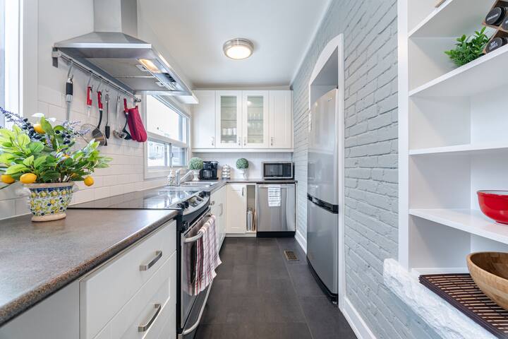 ❤ of Downtown Leslieville✭Netflix✭Full Kitchen✭W/D gallery image 4