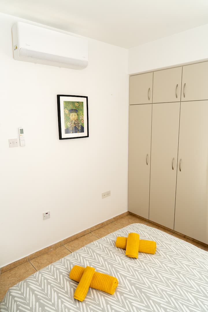 ორივე ოთახის გარდერობებში საკმარისი ადგილია ნივთების შესანახად