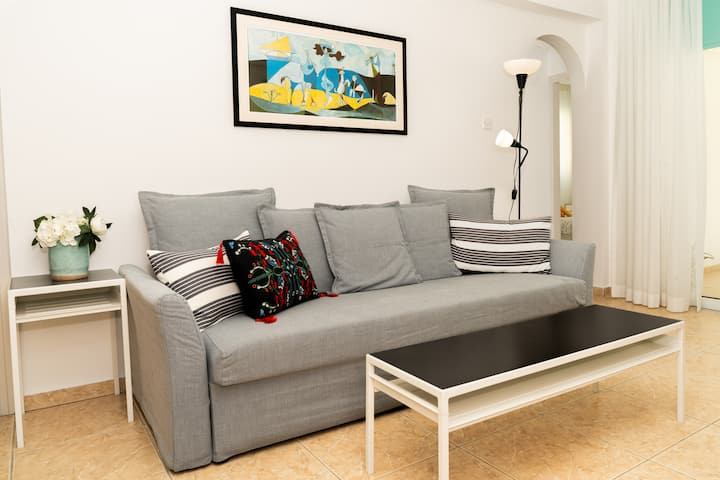 კომფორტული და ადვილად გასაშლელი (ერთი მოძრაობით) დივანი-საწოლი, 140x200 სმ, მისაღებ ოთახში.  გამუქებელი ჟალუზები კარგი ძილისთვის, ხოლო შიფონის ფარდები — კონფიდენციალურობისთვის 