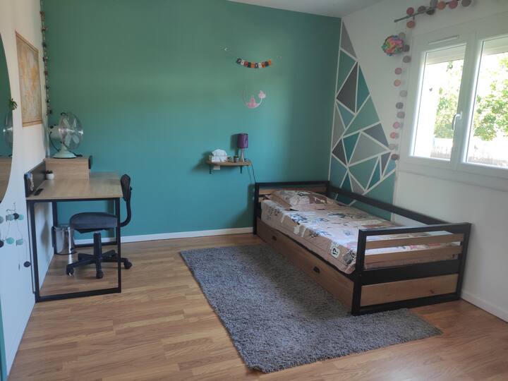 غرفة نوم بسرير قابل للسحب