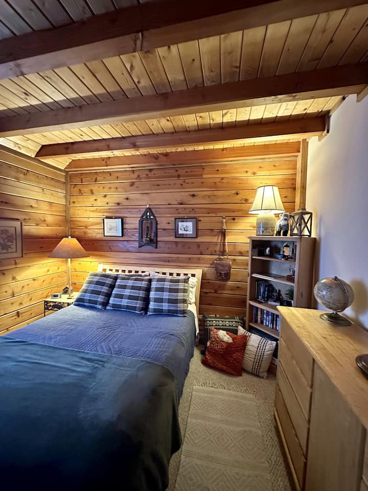 Beau et beau en même temps! Le lit queen à plateau-coussin ajoute au confort et à l'intimité de cette chambre au rez-de-chaussée.