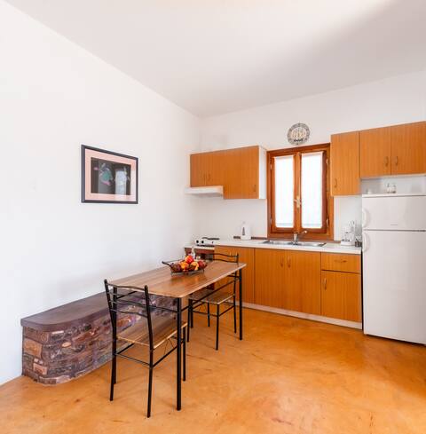 Top performing Airbnb: Latini Red Room in Δήμος Φολεγάνδρου