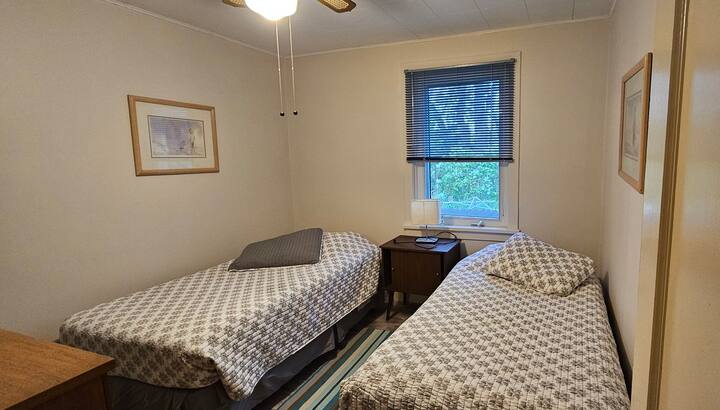 Спална соба2 - главно ниво со два двокреветни кревета