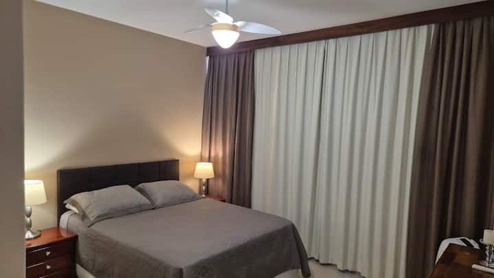 皇后套房，配有独立卫生间、便携式空调和吊扇。 