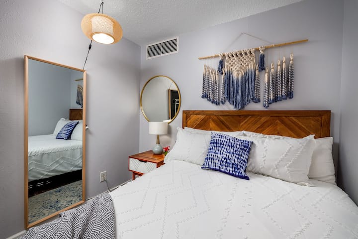 El segundo dormitorio cuenta con un colchón de espuma viscoelástica tamaño queen, un portaequipajes, una mesita de noche con un despertador y un ventilador. Proporciona un espacio cómodo y relajante para huéspedes adicionales.