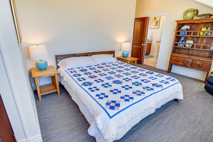 Matrac s pamäťovým jadrom veľkosti California King pod ručne vyrobenou prikrývkou a perinou.   Vo Waldporte sa vám bude spať dobre. 