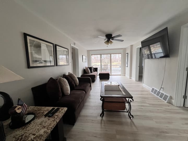 Peaceful Views And Plenty Of Room For Everyone - Maryville, IL