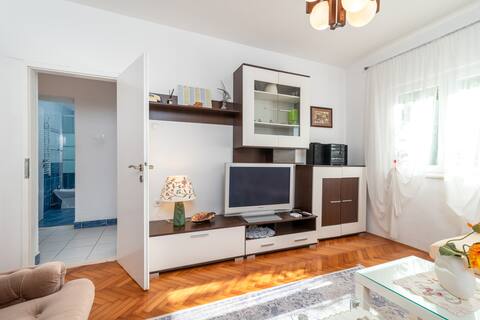 Popular Airbnb listing: Trogir/Arbanija - first row to the sea! in Arbanija